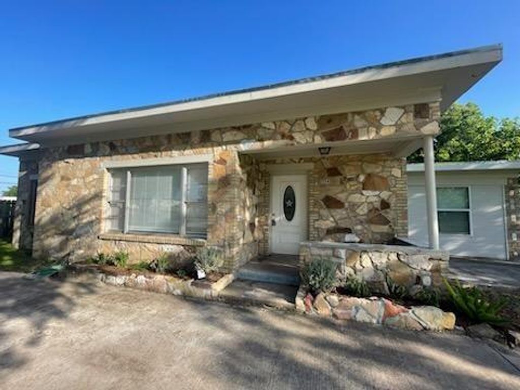 1114 E Pecan Street, Angleton, TX 77515