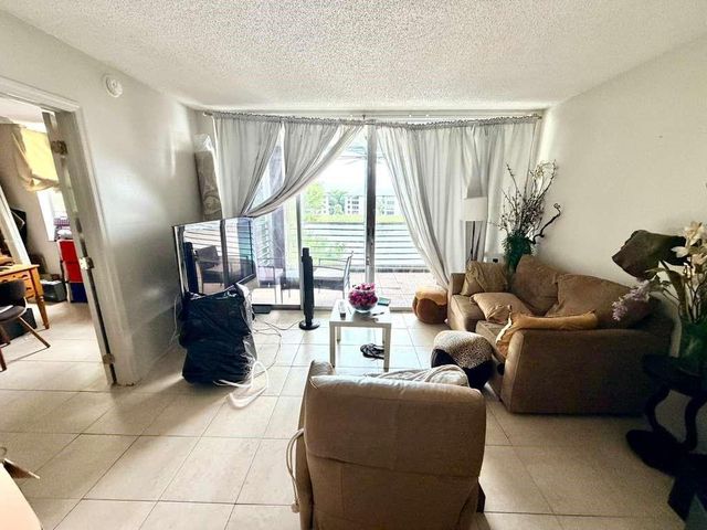 9430 Poinciana Place 402, Davie, FL 33324
