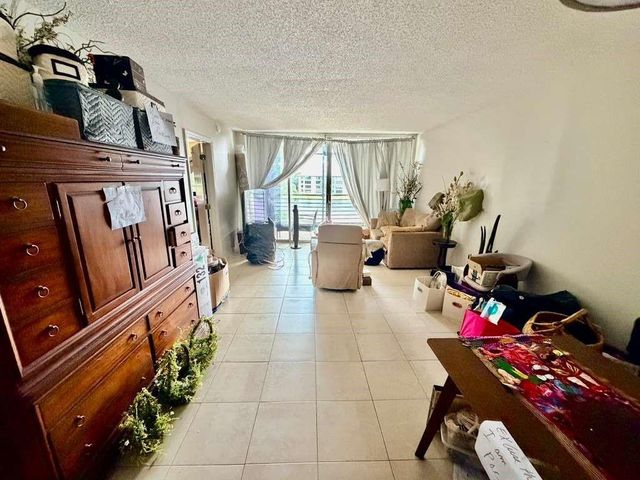 9430 Poinciana Place 402, Davie, FL 33324