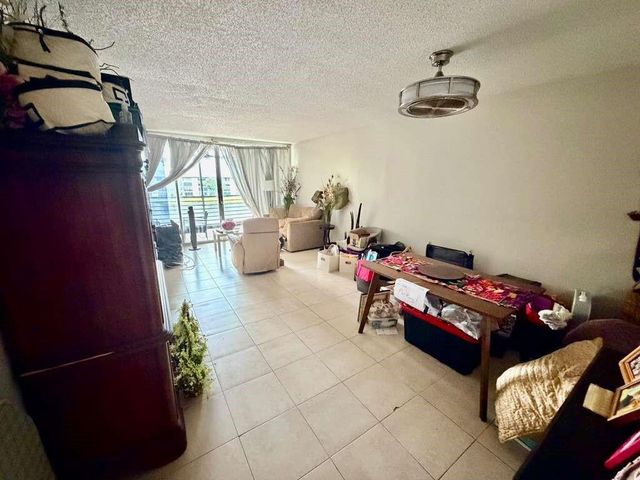 9430 Poinciana Place 402, Davie, FL 33324