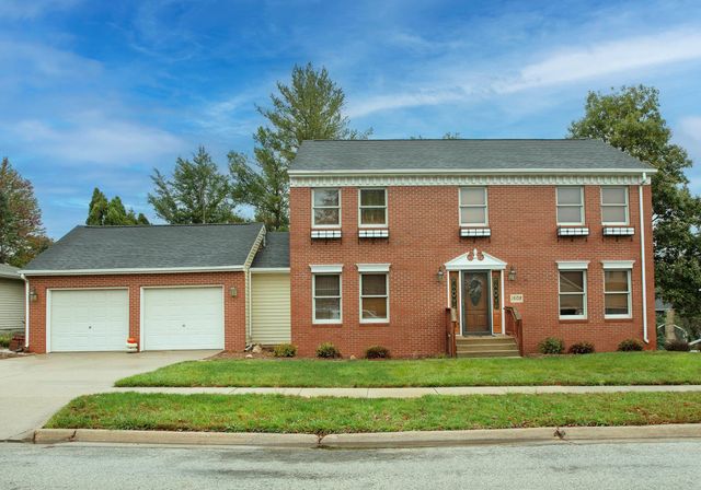 1608 Hillside Ave, Waverly, IA 50677