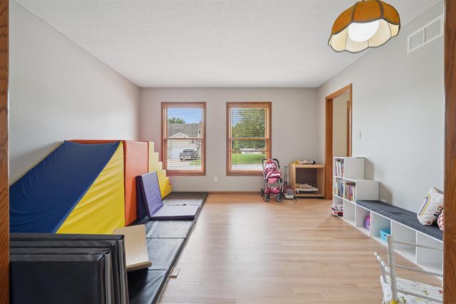 1608 Hillside Ave, Waverly, IA 50677