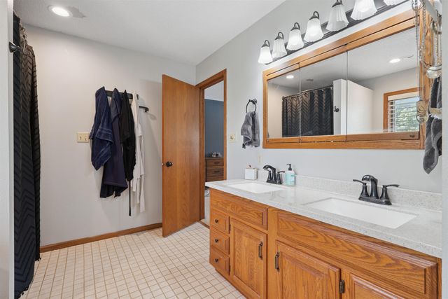 1608 Hillside Ave, Waverly, IA 50677