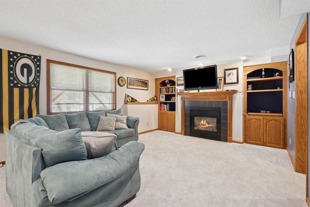 1608 Hillside Ave, Waverly, IA 50677