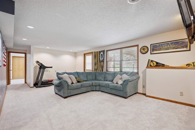 1608 Hillside Ave, Waverly, IA 50677