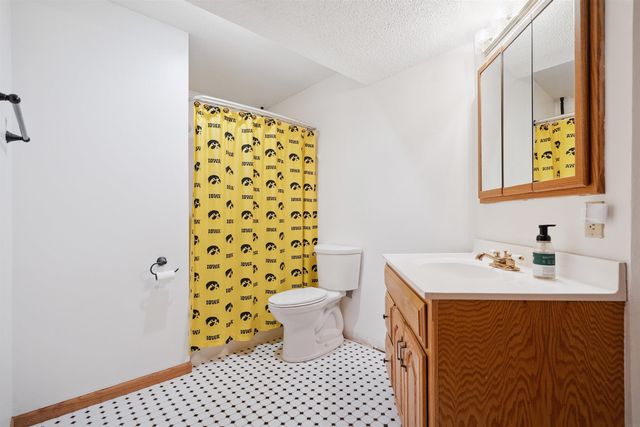 1608 Hillside Ave, Waverly, IA 50677