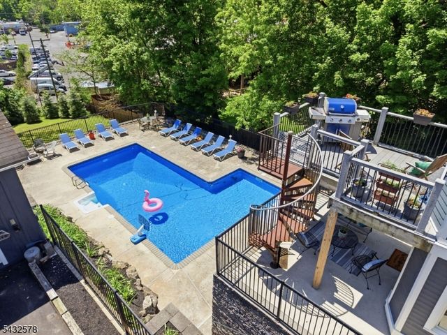 100 Center St, Clinton Town, NJ 08809