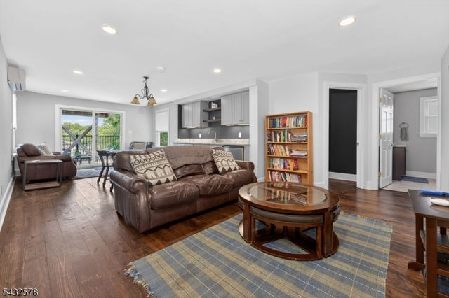 100 Center St, Clinton Town, NJ 08809