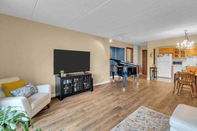 10401 Cedar Lake Road 405, Hopkins, MN 55305