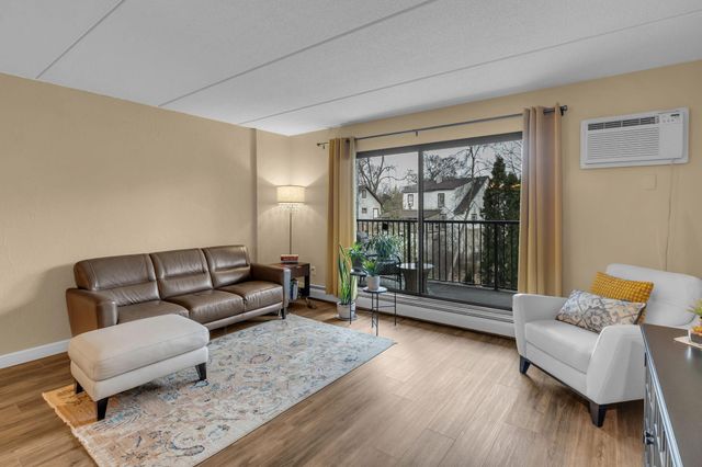 10401 Cedar Lake Road 405, Hopkins, MN 55305