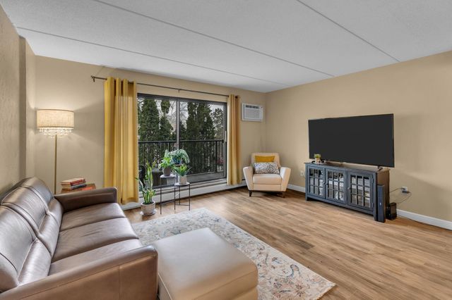 10401 Cedar Lake Road 405, Hopkins, MN 55305