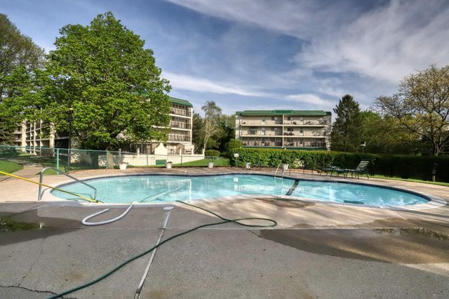10401 Cedar Lake Road 405, Hopkins, MN 55305