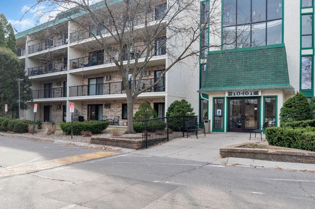 10401 Cedar Lake Road 405, Hopkins, MN 55305