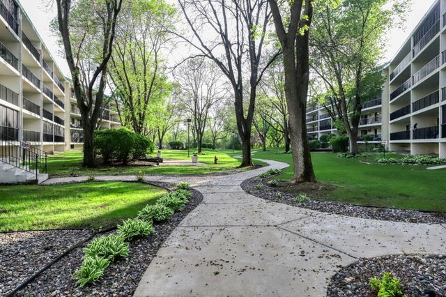 10401 Cedar Lake Road 405, Hopkins, MN 55305