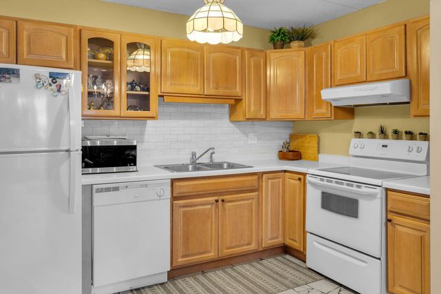 10401 Cedar Lake Road 405, Hopkins, MN 55305