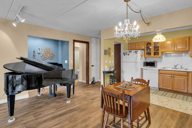 10401 Cedar Lake Road 405, Hopkins, MN 55305