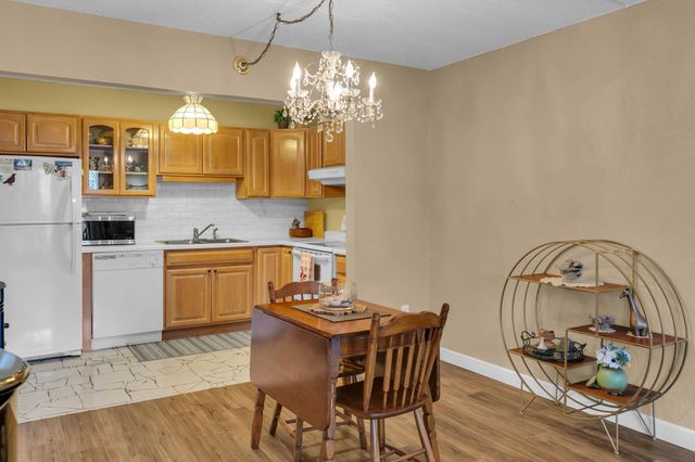 10401 Cedar Lake Road 405, Hopkins, MN 55305