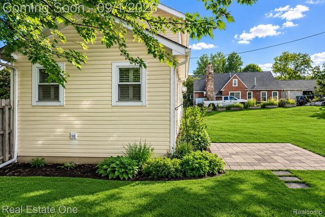 206 Broadway, Springfield Charter Township, MI 48350