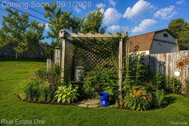 206 Broadway, Springfield Charter Township, MI 48350