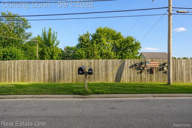 206 Broadway, Springfield Charter Township, MI 48350