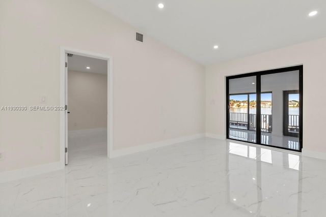 2737 W 55th Pl, Hialeah, FL 33016