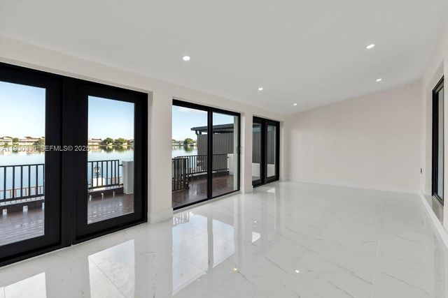 2737 W 55th Pl, Hialeah, FL 33016