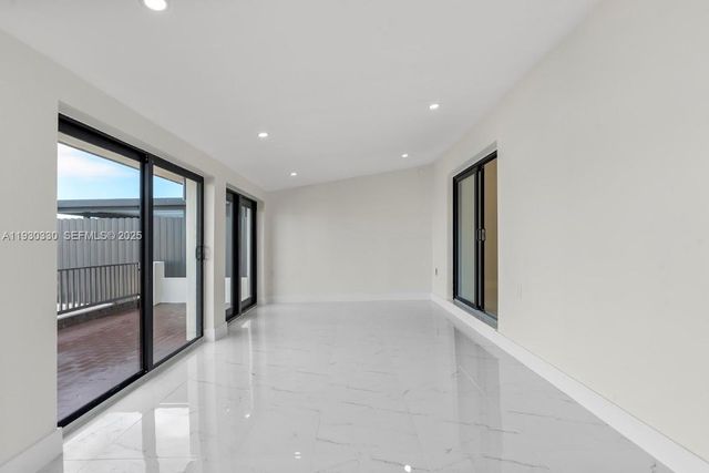 2737 W 55th Pl, Hialeah, FL 33016