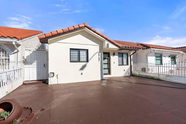 2737 W 55th Pl, Hialeah, FL 33016