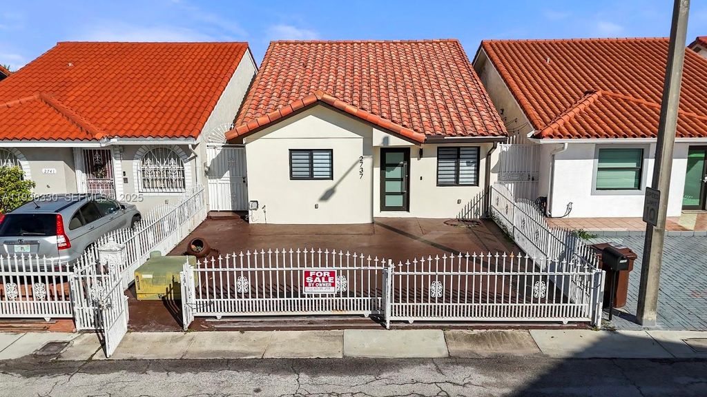 2737 W 55th Pl, Hialeah, FL 33016