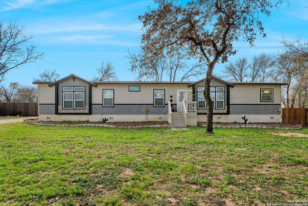 445 Savannah Ridge, Von Ormy, TX 78073
