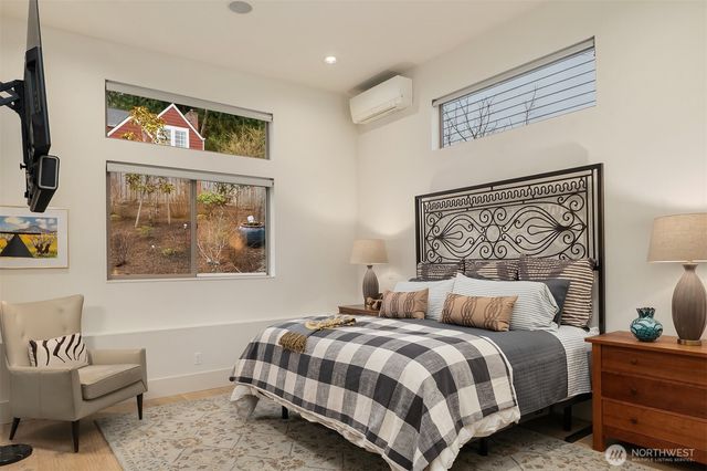 3743 W Commodore Way, Seattle, WA 98199