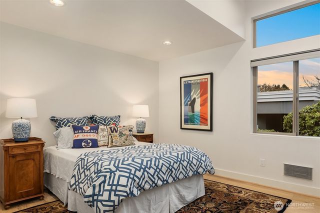 3743 W Commodore Way, Seattle, WA 98199