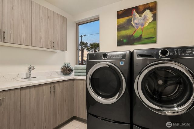 3743 W Commodore Way, Seattle, WA 98199