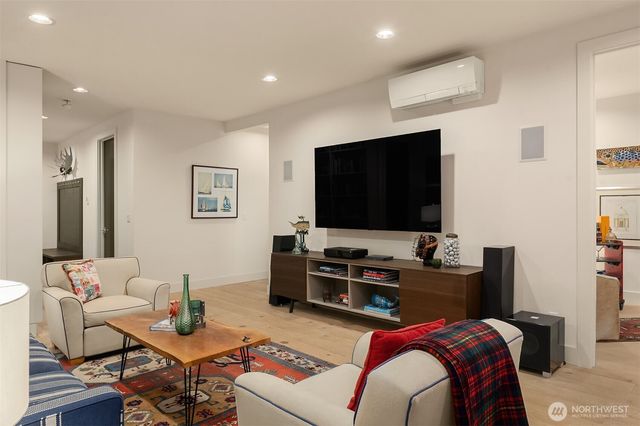 3743 W Commodore Way, Seattle, WA 98199