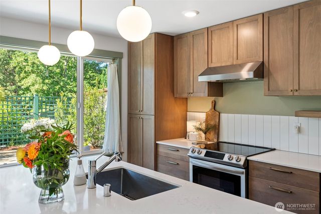503 5th Street, Steilacoom, WA 98388