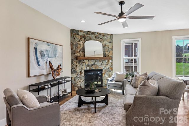 119 Olde Oak Way, Hendersonville, NC 28792