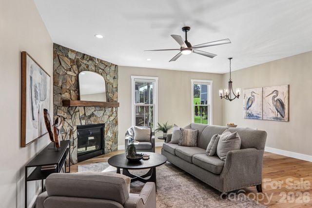 119 Olde Oak Way, Hendersonville, NC 28792