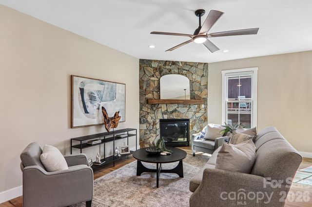 119 Olde Oak Way, Hendersonville, NC 28792