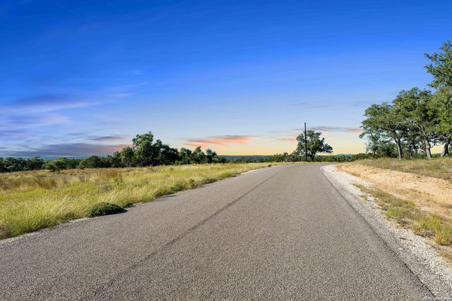 618 WINDMILL RIDGE DR, Blanco, TX 78606