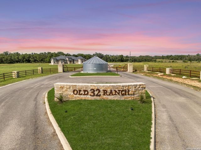 618 WINDMILL RIDGE DR, Blanco, TX 78606