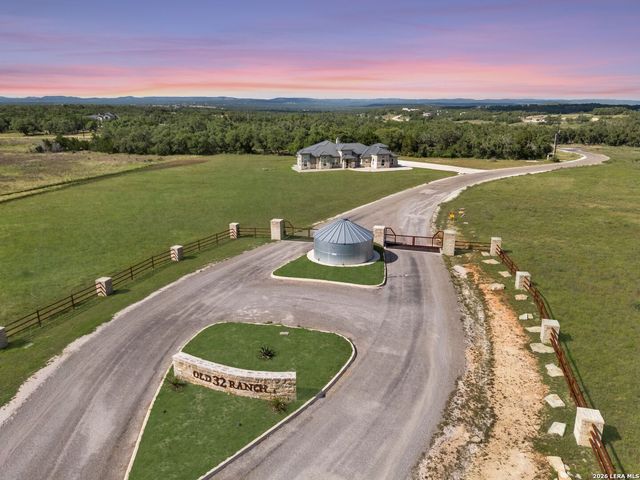 618 WINDMILL RIDGE DR, Blanco, TX 78606