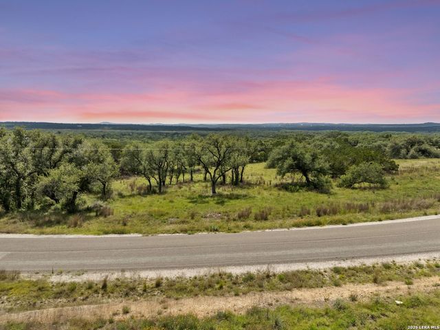 618 WINDMILL RIDGE DR, Blanco, TX 78606