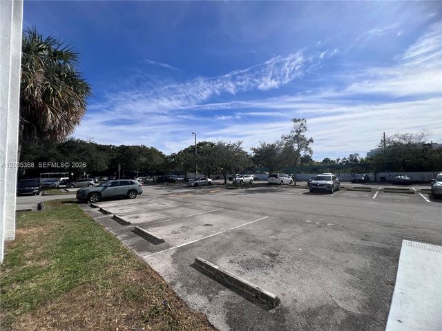 496 NW 165th St Rd D-414, Miami, FL 33169