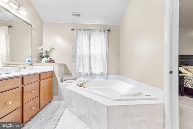 40 PALMER DR, Moorestown, NJ 08057