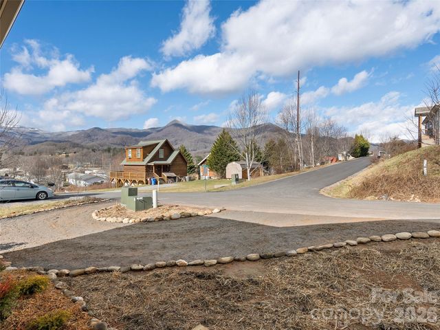 186 Travelers Point, Waynesville, NC 28785