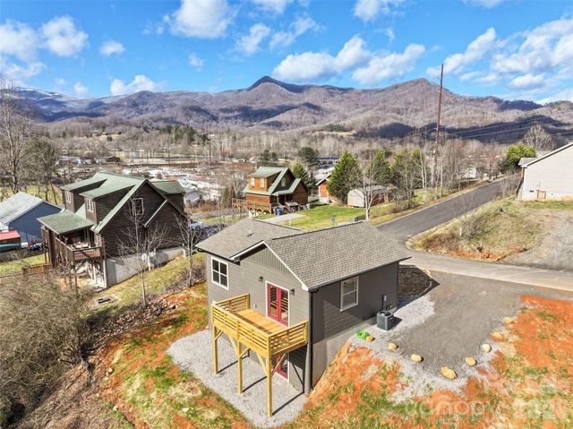 186 Travelers Point, Waynesville, NC 28785