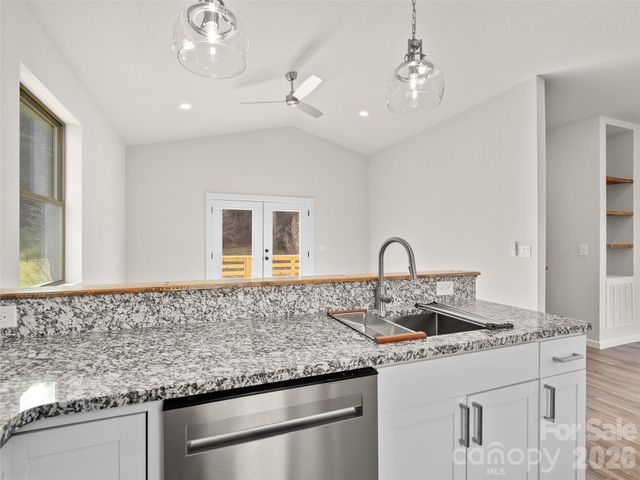 186 Travelers Point, Waynesville, NC 28785