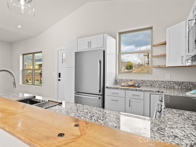 186 Travelers Point, Waynesville, NC 28785