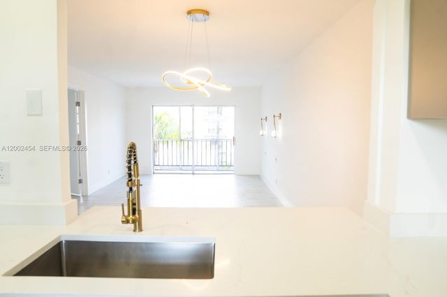 220 SW 9th Ave 306, Hallandale Beach, FL 33009