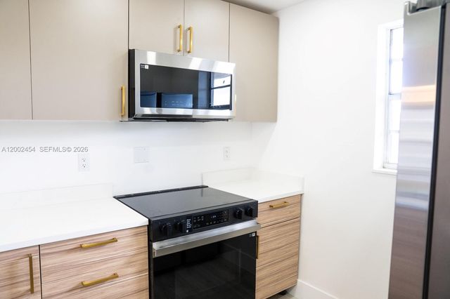 220 SW 9th Ave 306, Hallandale Beach, FL 33009